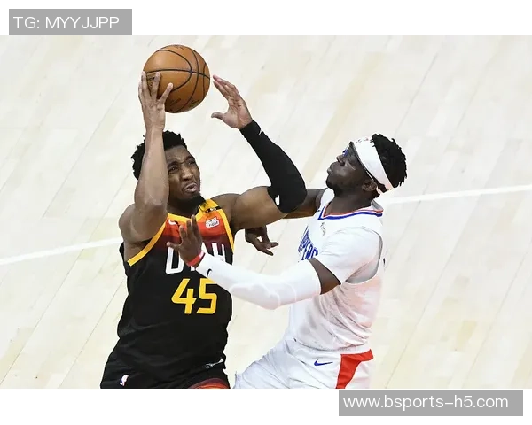 米切尔本赛季三分球火力全开成为联盟首位投进100记三分的球员 米切尔本赛季三分球火力全开成为联盟首位投进100记三分的球员